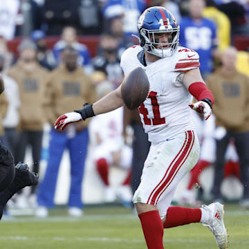 Nov 19, 2023; Landover, Maryland, USA; Washington Commanders running back Brian Robinson Jr. (8) attempts to catch a pass as New York Giants linebacker Micah McFadden (41) defends during the fourth quarter at FedExField. Mandatory Credit: Geoff Burke-Imagn Images