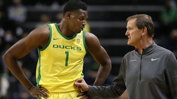 Oregon's N'Faly Dante, left, talks to head coach Dana Altman during the first half against UC Riverside