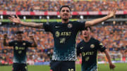 Diego Valdés celebra un gol con el América.