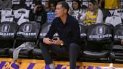 El gerente general de Los Angeles Lakers, Rob Pelinka, ha visto en los Celtics a un posible sustituto de Darvin Ham como entrenador en jefe de su equipo