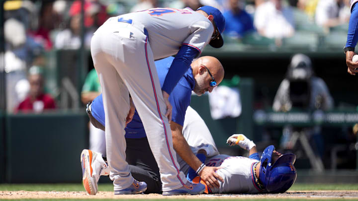 Ngày 12 tháng 4 năm 2025; West Sacramento, California, Hoa Kỳ; Cầu thủ trung tâm của New York Mets, Jose Siri (19) nằm trên mặt đất sau khi bị thương trong trận đấu với Athletics ở hiệp đấu thứ hai tại Sutter Health Park. Tín dụng bắt buộc: Hình ảnh Cary Edmondson-Imagn
