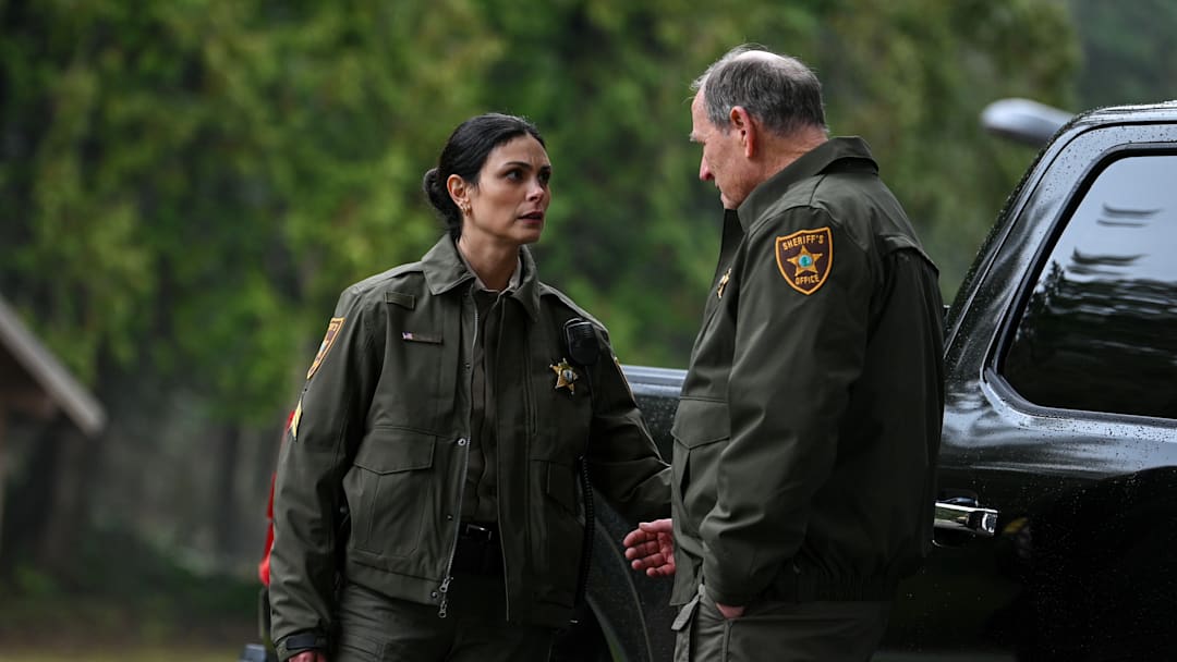 “Alert the Sheriff” – After a fire camp inmate escapes from Three Rock, the deputy sheriff with a surprising connection to the Leones, Mickey (Morena Baccarin), is called to investigate, on FIRE COUNTRY, Friday, April 12 (9:00-10:00 PM, ET/PT) on the CBS Television Network, and streaming on Paramount+ (live and on demand for Paramount+ with SHOWTIME subscribers, or on demand for Paramount+ Essential subscribers the day after the episode airs)*. Directed by series star, creator and executive
