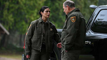 “Alert the Sheriff” – After a fire camp inmate escapes from Three Rock, the deputy sheriff with a surprising connection to the Leones, Mickey (Morena Baccarin), is called to investigate, on FIRE COUNTRY, Friday, April 12 (9:00-10:00 PM, ET/PT) on the CBS Television Network, and streaming on Paramount+ (live and on demand for Paramount+ with SHOWTIME subscribers, or on demand for Paramount+ Essential subscribers the day after the episode airs)*. Directed by series star, creator and executive