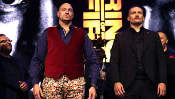 Tyson Fury y Oleksandr Usyk en la conferencia de prensa previa a su pelea 