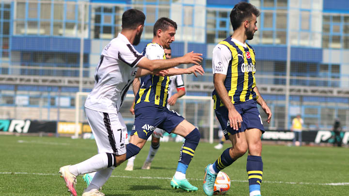 Mert Hakan Yandaş topla ilerliyor.