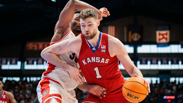  Kansas center Hunter Dickinson drives to the basket during the second half against the Arizona Wildcats.