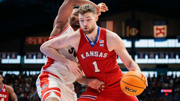 Hunter Dickinson drives for Kansas against Arizona in a 2025 gam