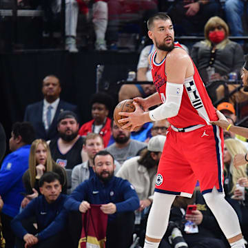 Mar 18, 2025; Inglewood, California, USA; Los Angeles Clippers center Ivica Zubac (40) controls the ball against Cleveland Cavaliers center Jarrett Allen (31) during the first half at Intuit Dome. Mandatory Credit: Gary A. Vasquez-Imagn Images