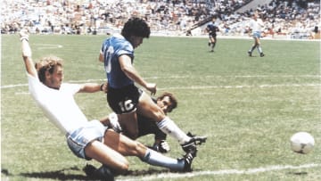 Maradona ya está convirtiendo el Gol del Siglo.