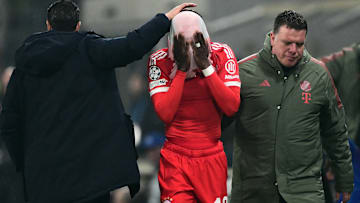 Alphonso Davies niedergeschlagen