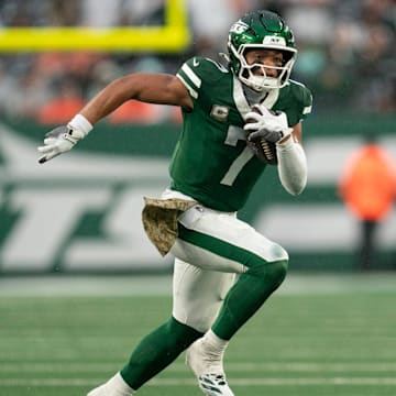 New York Jets quarterback Justin Fields (7) scrambles with the ball during an NFL Week 10 game between the New York Jets and the Cleveland Browns at MetLife Stadium on Sunday, Nov. 9, 2025.