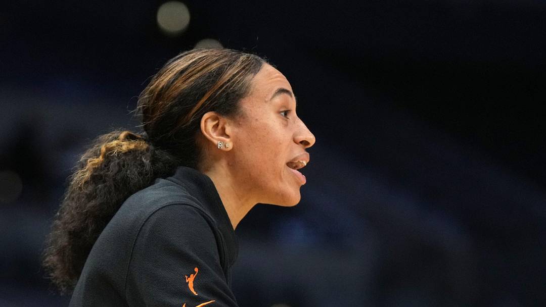 Sep 10, 2024; Los Angeles, California, USA; LA Sparks coach Nola Henry reacts in the second half against the Connecticut Sun at the Crypto.com Arena. Mandatory Credit: Kirby Lee-Imagn Images