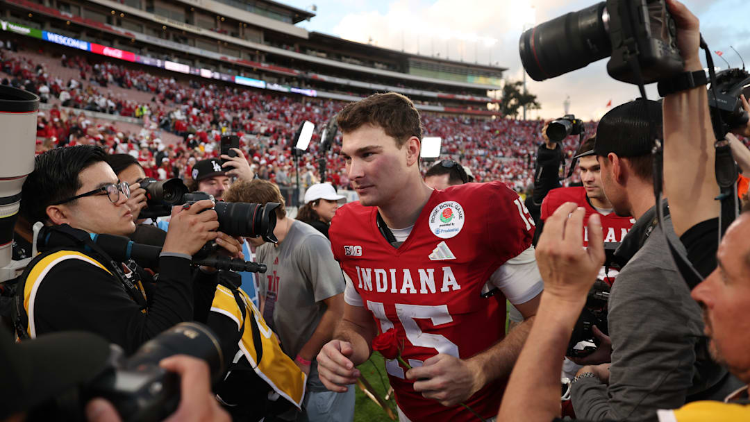 El Rose Bowl de Fernando Mendoza, no fue reclutado como estrella, pero desarmó a Alabama con sangre fría y llevó a los Hoosiers a la victoria más grande de su historia. El Rose Bowl de Fernando Mendoza, no fue reclutado como estrella, pero desarmó a Alabama con sangre fría y llevó a los Hoosiers a la victoria más grande de su historia.
