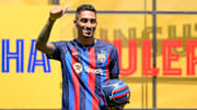 Raphinha posando con la camiseta del FC Barcelona