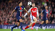 Marquinhos, au duel avec son compatriote Gabriel Martinelli.