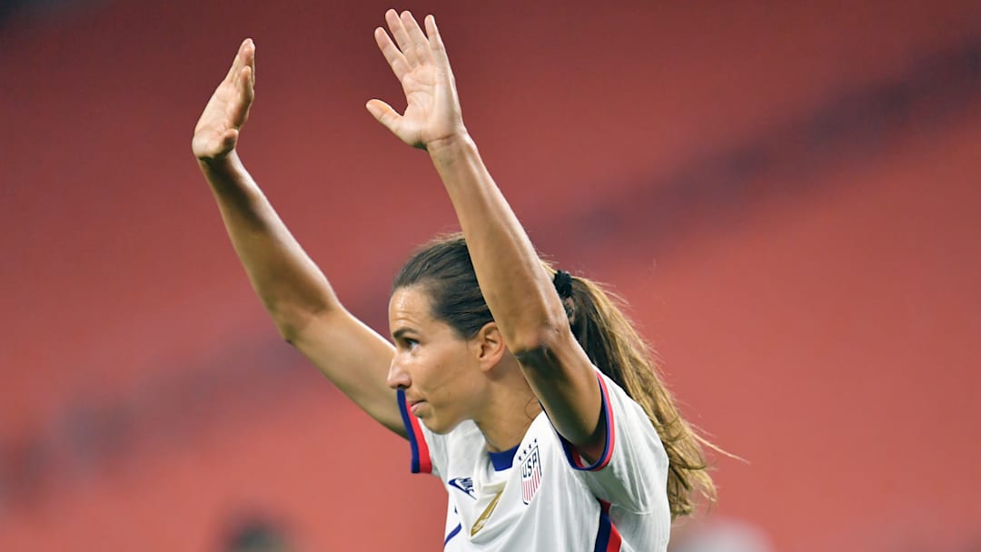 Tobin Heath thanks the crowd during USWNT v Paraguay match