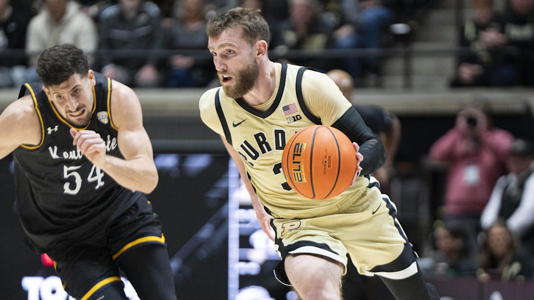 Purdue Boilermakers guard Braden Smith (3) dribbles the ball on a breakaway 