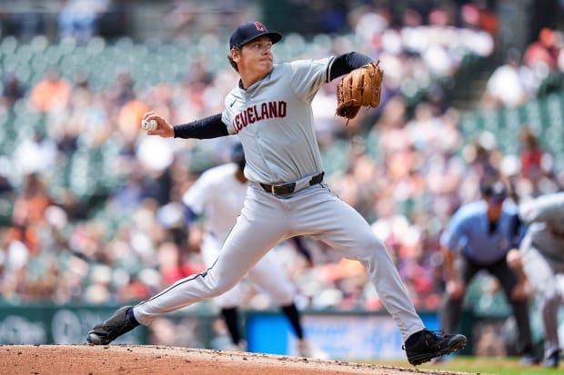 Spencer Howard winds up and throws a pitch 