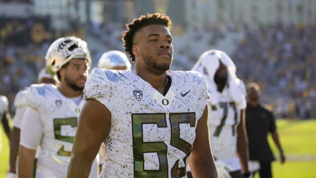 Oregon Ducks offensive lineman Ajani Cornelius (65) against the Arizona State Sun Devils at Mountain America Stadium.