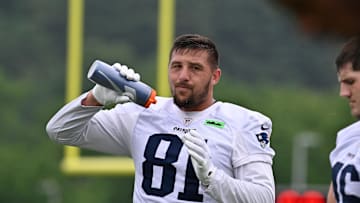 Jun 9, 2025; Foxborough, MA, USA; New England Patriots tight end Austin Hooper (81) takes a drink during minicamp at Gillette Stadium. Mandatory Credit: Eric Canha-Imagn Images