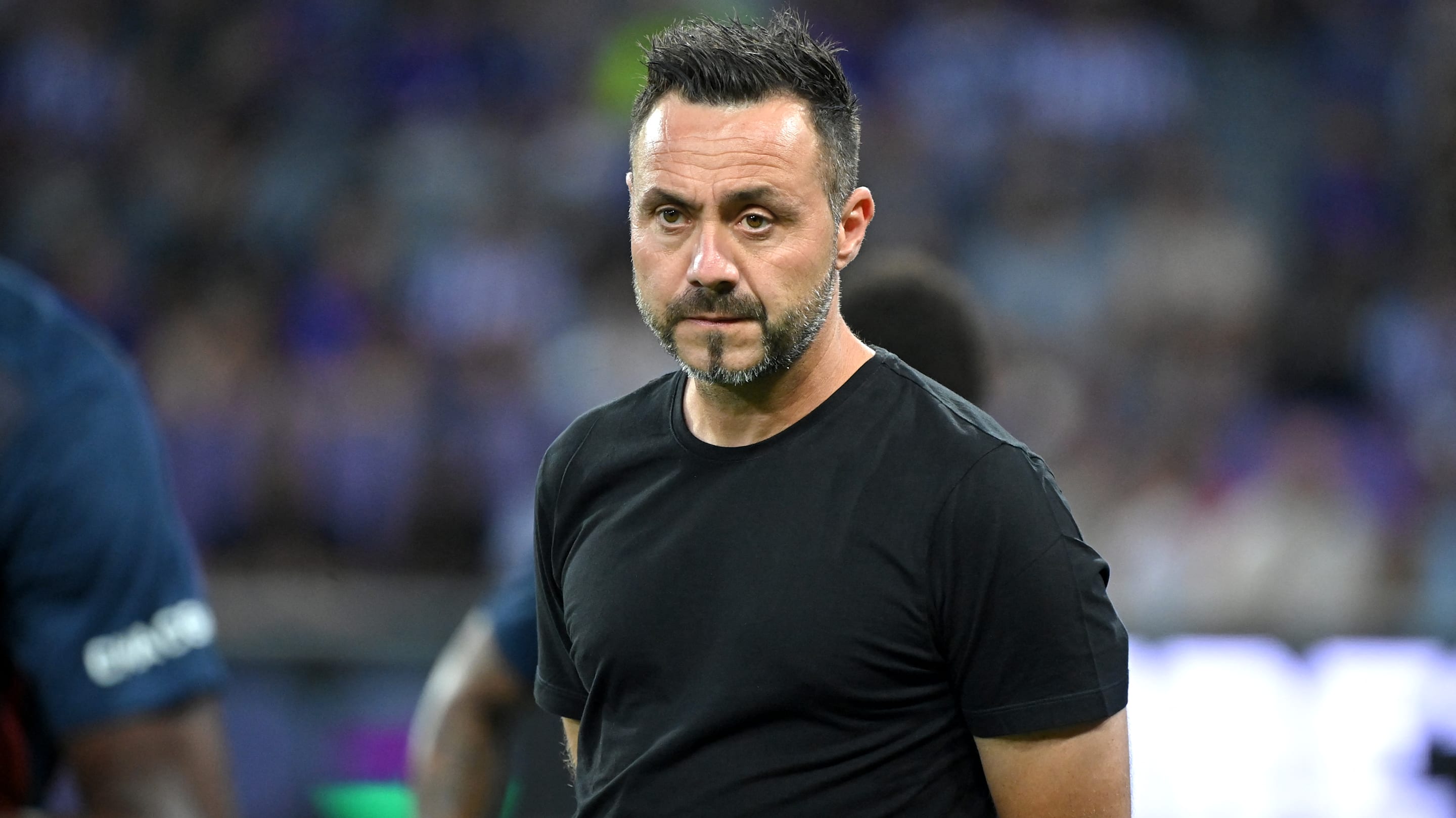 VIDEO : Quand un adjoint de Roberto De Zerbi semble donner des consignes aux ramasseurs de balles lors d'OM - Nice