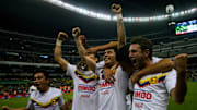 Jugadores del América celebran un gol.