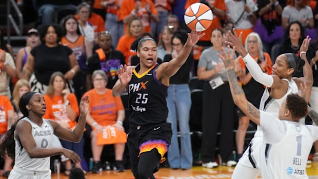 A photo of Alyssa Thomas passing the bal