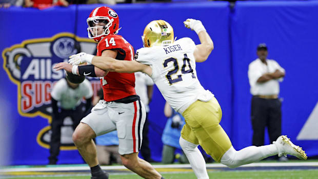 Georgia quarterback Gunner Stockton (14) controls the ball during the first quarter against Notre Dame linebacker Jack Kiser.