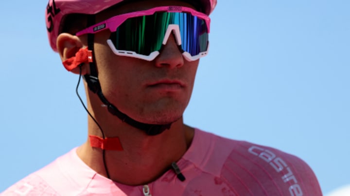 Isaac del Toro, en pleno Giro de Italia 2025, donde ha sorprendido al mundo al portar el maillot de líder con solo 21 años.