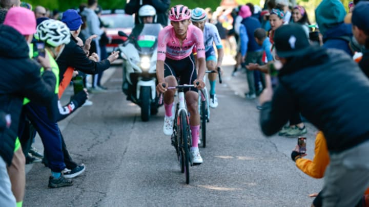 Exhausto. El ciclista mexicano Isaac del Toro sobrevivió sin ayuda en  el último puerto de la demandante etapa 16 del Giro de Italia. Aún es líder, pero su ventaja de más de un minuto se ha desvanecido.