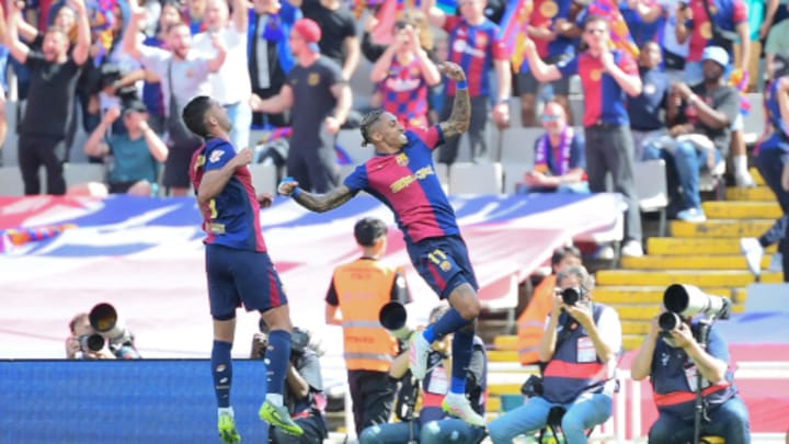 Raphinha vuela victorioso. El atacante del Barça hizo dos de los cuatro goles para sentenciar LaLiga sobre el Real Madrid. Raphinha vuela victorioso. El atacante del Barça hizo dos de los cuatro goles para sentenciar LaLiga sobre el Real Madrid.