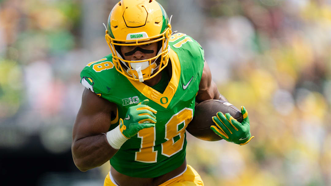 Oregon Ducks tight end Kenyon Sadiq (18) Oregon Ducks tight end Kenyon Sadiq (18)