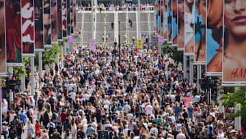 Thousands of Taylor Swift fans