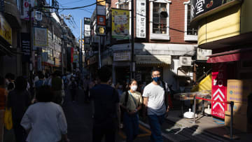 Afternoon shoppers walk along Shimokitazawa's Shoutengai (...