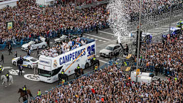 Afición y jugadores del Real Madrid celebrando la liga
