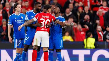 Nicolás Otamendi en conflit avec Vinicius Júnior lors du barrage aller de la Ligue des Champions.