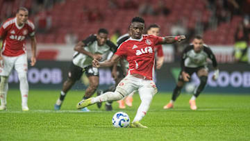 Atacante cumpriu suspensão no meio da semana