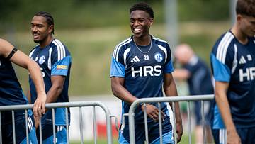 Junior Adamu (mi.) bei seinen ersten Einheiten mit dem S04 Junior Adamu (mi.) bei seinen ersten Einheiten mit dem S04
