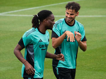 Amin Chiakha (rechts) wird von Gladbach beobachtet