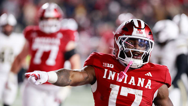 Indiana Hoosiers runnning back Ty Son Lawton (17) scores a...