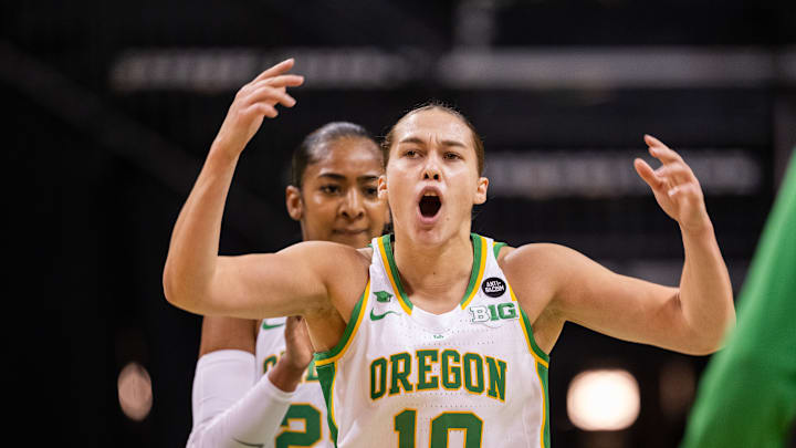 Peyton Scott (pictured) and Sofia Bell hit threes to propel Oregon to a 36-25 halftime lead over Vanderbilt.