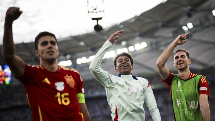 (R-L) Fabian Ruiz, Lamine Yamal and Rodri (Rodrigo Hernandez...