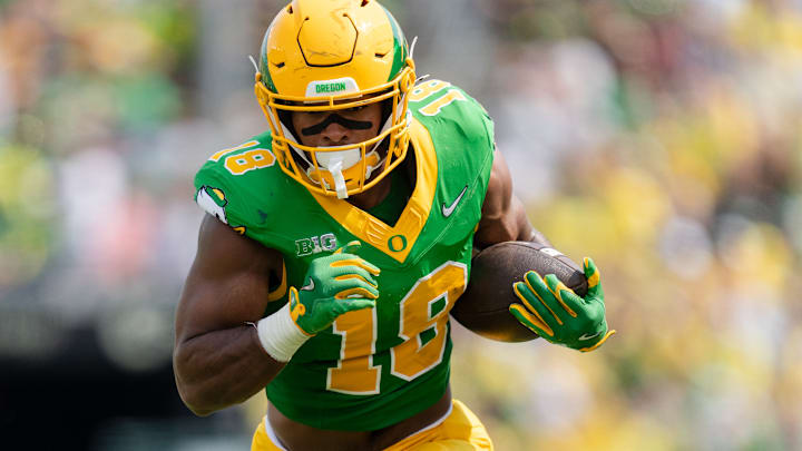 Oregon Ducks tight end Kenyon Sadiq (18)