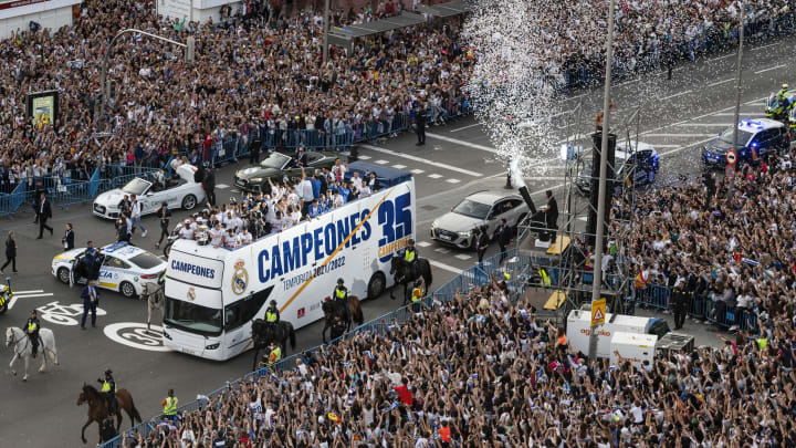 Afición y jugadores del Real Madrid celebrando la liga