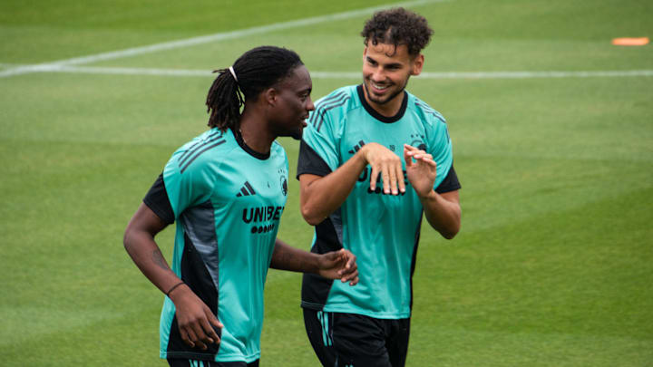 Amin Chiakha (rechts) wird von Gladbach beobachtet Amin Chiakha (rechts) wird von Gladbach beobachtet