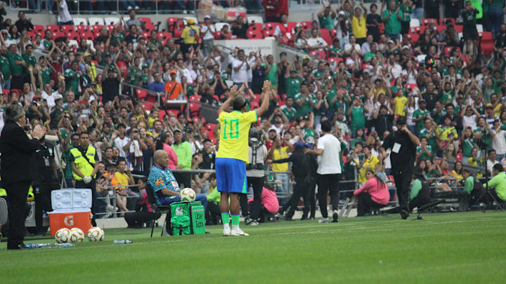 Ronaldinho fue ovacionado en el estadio Azteca, como aquella tarde del 18 de abril de 2015.
