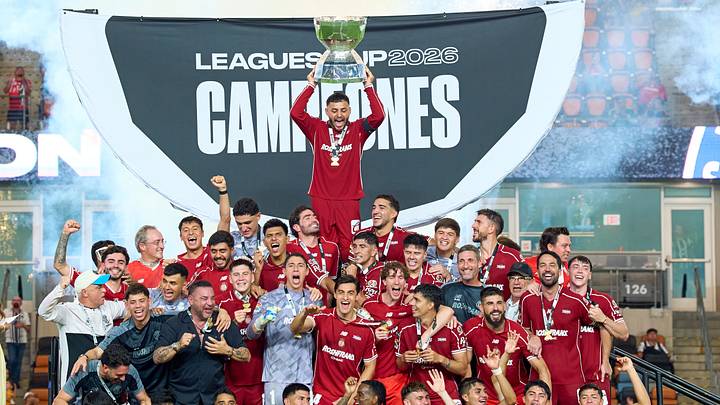 Toluca levantó la Leagues Cup después de imponerse 2-0 a Monterrey en Houston. Toluca levantó la Leagues Cup después de imponerse 2-0 a Monterrey en Houston.