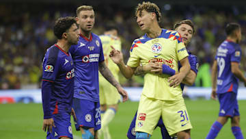 Igor Lichnovsky #31of Club America confronts José Ignacio...