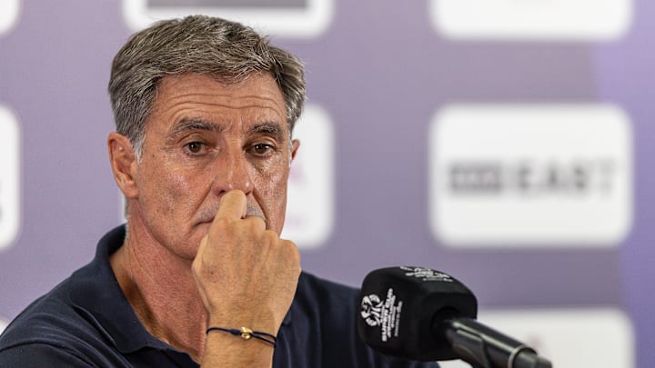 Michel lors de la conférence de presse d'avant-match entre Al-Ahli et Al-Qadsiah. Michel lors de la conférence de presse d'avant-match entre Al-Ahli et Al-Qadsiah.