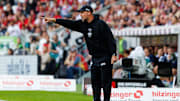 Stuttgart-Trainer Sebastian Hoeneß an der Seitenlinie